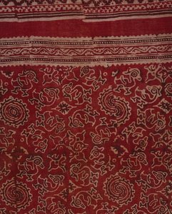 Textil estampado en bloque para el comercio de exportación con patrón de gansos, capullo de loto y roseta, indio, c.1500 (detalle) de Indian School