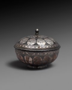 Tazón y tapa de aleación de metal incrustados con plata, cada uno con una banda de flores naturalistas, 1700-1899 de Indian School