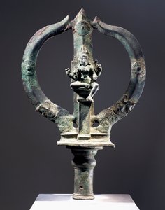 Tridente de bronce con figura de Mariyammai, diosa de la viruela llevada en procesiones durante epidemias, civilización india de Indian School