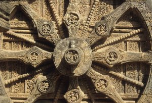 Rueda de carro en la base del Templo de Surya