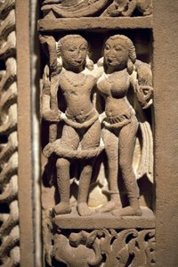 Pareja de amantes. Marco de puerta en piedra tallada, arte de Rajastán o Uttar Pradesh (India), siglo IX-X. Museo Nacional de Corea, Seúl (Corea del Sur) de Indian School