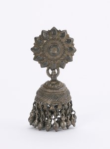 Pendiente (jhumka) de Indian School