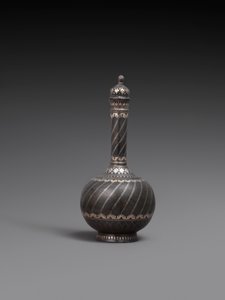 Frasco con tapa y soporte, o plato de aleación de metal con incrustaciones de plata, 1700-99