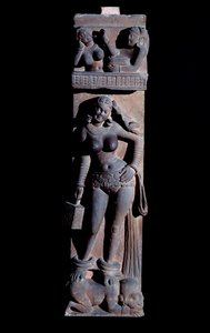 Hinduismo: representación de una Yakshini, espíritu de la naturaleza, sosteniendo una jaula y un loro, ella está de pie sobre un enano - Escultura de Mathura, gres, siglo II de Indian School