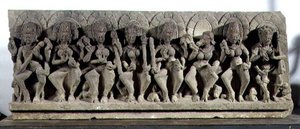 Dintel que representa a Siva y las Siete Madres Diosas, dinastía Gurjara-Pratihara, Allahabad de Indian School