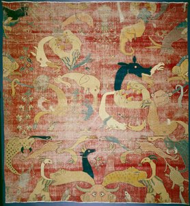 Porción de una alfombra con animales fantásticos en fondo rojo, Mughal, c.1580-85 de Indian School