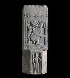 Losa de estupa mostrando un enano y figuras escitas, del sitio de Nagarjuna (relieve) de Indian School