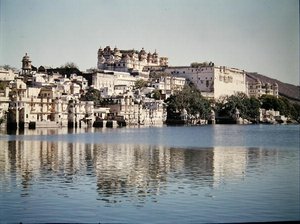 Vista del Palacio de la Ciudad en el Lago Pichola de Indian School