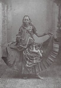 Bombay / Mumbai: Danza india con falda (foto b/n)