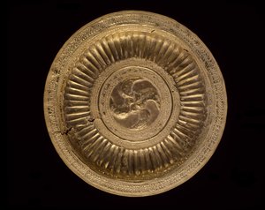 Placa pectoral, pueblos de las Molucas, siglo XIX (posiblemente anterior) de Indonesian School