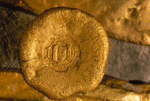 Se ha recuperado del fondo marino una reluciente fortuna en oro y plata. Tesoros como este botón de oro fueron embarcados desde el Nuevo Mundo hacia Sevilla pasando por Cuba. Cortesía de la oficina del Historiador de la Ciudad de La Habana.