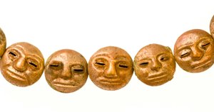 Un collar encontrado alrededor del cuello de la momia con pequeñas caras de oro. de Ira Block