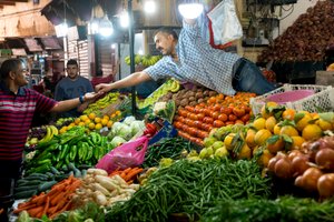 Un vendedor en un zoco de Fez, Marruecos, 2017 (foto)