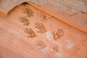 Huella de mano anasazi, antiguo arte rupestre hallado en Grand Gulch, Utah.