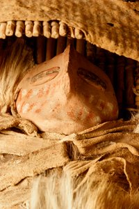 En el Museo Prehistórico del Colegio del Este de Utah, en Price, Ut., una tabla de cuna en miniatura de Fremont con una figurita de cerámica encontrada en la década de 1930 en la zona de Capitol Reef. de Ira Block