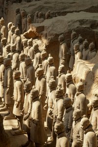 En el Museo de los Guerreros de Terracota, escenas de los distintos guerreros en la zona del Foso 1.., 2009 (foto) de Ira Block