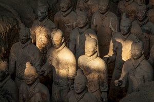 En el Museo de los Guerreros de Terracota, escenas de los distintos guerreros en la zona del Foso 1., 2009 (foto) de Ira Block