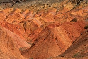 En las rocas de colores cerca del campamento de Wu Cai Wan en el desierto de Gobi, Xinjiang,..., 2007 (foto)