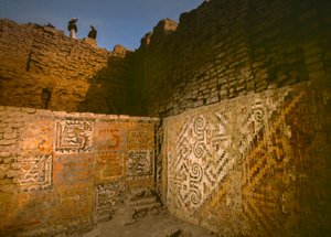 Arte elaborado en las paredes de la Huaca Cao Viejo en El Brujo...., 2005 (foto)