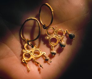 Pendientes de oro recuperados del fondo marino al oeste de La Habana, Cuba, de un barco del tesoro que naufragó en su ruta del Nuevo Mundo a Sevilla. Cortesía de la Oficina del Historiador de la Ciudad de La Habana. de Ira Block