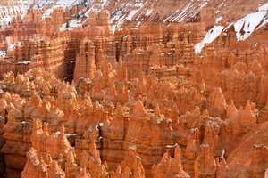 Hoodoos - agujas creadas por la erosión - en el Parque Nacional Bryce Canyon en Utah., 2019 (foto)