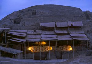 Escena nocturna en El Brujo, un remoto complejo de ruinas piramidales de los Moche - una cultura..., 2005 (foto) de Ira Block