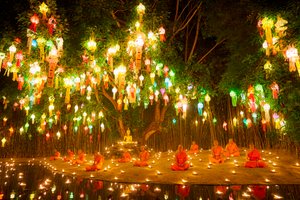Monjes novicios en Wat Phan Thao durante el festival Loy Krathong (Yee Peng) en Chiangmai, Tailandia, 2019 (foto).