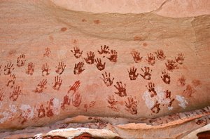 Arte rupestre de los anasazi y otros habitantes de los pueblos primitivos de las Cuatro Co... de Ira Block