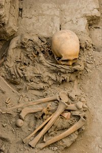 La mujer sacrificada en el entierro con el fardo de mommu en Huaca El Brujo., 2005 (foto)