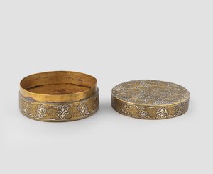 Caja con tapa de forma cilíndrica, de latón grabado incrustado con plata, con dorado posterior y posible adición de banda interior, 1400-c.1525 de Iranian School