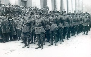 Michael Collins (1890-1922) (izquierda) como Jefe del Ejército del Estado Libre Irlandés en el funeral de Arthur Griffith, agosto de 1922 de Irish Photographer