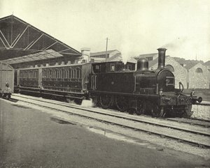 Tren de pasajeros, en ruta, Dublín (foto en blanco y negro)