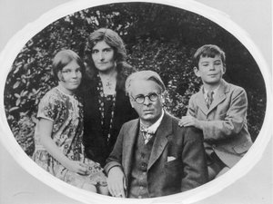 William Butler Yeats (1865-1939) con su esposa Georgie Hyde Lee y sus hijos Anne y Michael