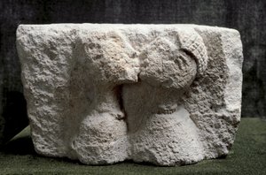 Arte ibérico: el Beso de Osuna. Alto relieve de piedra caliza que representa a un hombre y una mujer besándose - Edad del Hierro II, Dim. 13,5x24x20 cm - Madrid, Museo Arqueológico Nacional de Iron Age