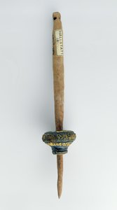 Huso con su huso de madera sobreviviente, de Hallstatt, Edad de Hierro