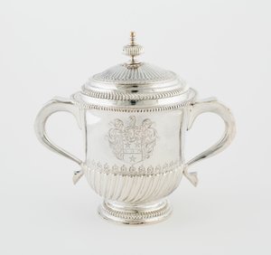 Copa con Dos Asas y Tapa de Isaac Dighton