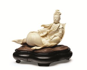 Talla de marfil de Kannon flotando sobre una hoja de loto, periodo Meiji, finales del siglo XIX (marfil con soporte de madera) de Ishikawa Komei