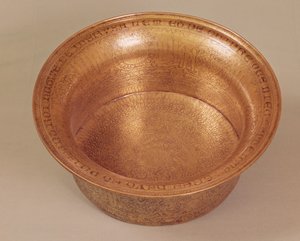 Cuenco decorado con patrones geométricos, animales y escritura, hecho para Hugo IV de Lusignan (1299-1359) Rey de Chipre, egipcio o sirio