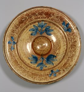 Plato decorado con flores azules, morisco (faenza) de Islamic School