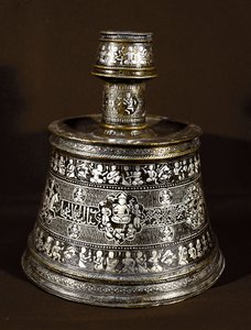 Arte islámico: candelabro de plata y cobre del siglo XIII