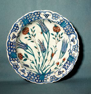 Arte islámico: plato de cerámica decorado de Iznik (actualmente Nicea) en Turquía