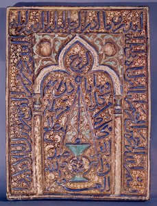 Medio Oriente: placa decorada con la representación de un mihrab, nicho practicado en la pared de una mezquita que indica la dirección de la oración hacia La Meca. Siglo XIII o XIV. París, Museo de Artes Decorativas de Islamic School