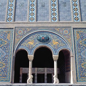 Uno de los aivanes con revestimientos de azulejos, reja y columnas monolíticas de piedra
