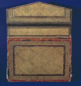 Cara externa de una caja de Corán con diseño eslimi dorado de sura 56 en thulth de Islamic School