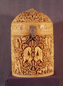 Copón con un relieve que representa los placeres de la vida cortesana, inscrito con el nombre Al-Mughira, hijo del Califa Abd-al-Rahman III, período Omeya, de Córdoba, 968 d.C. de Islamic School