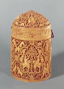 Pyx con un relieve que representa los placeres de la vida cortesana, inscrito con el nombre Al-Mughira, hijo del Califa Abd-al-Rahman III, Periodo Omeya, de Córdoba, c.968 AD