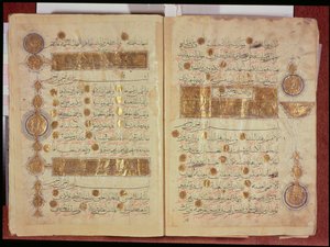 Corán estilo selyúcida con inscripciones coloreadas y medallones decorativos de conteo en los márgenes, siglos XII-XIII
