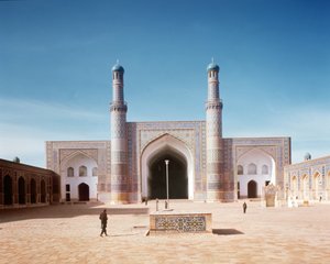 El patio de la Masjid-i Jami o Mezquita del Viernes, fundada en 1200, reconstruida en 1498 de Islamic School