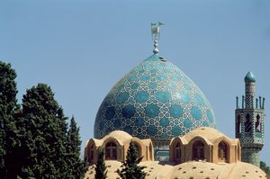 Cúpula de azulejos turquesa del mausoleo de Shah Nematollah Vali, construido entre 1330-1430