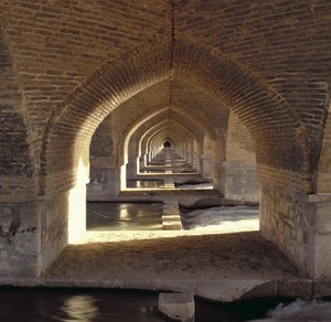 Vista del interior del puente Khaju, período safávida